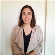 Profesora imparte clases a niños/as